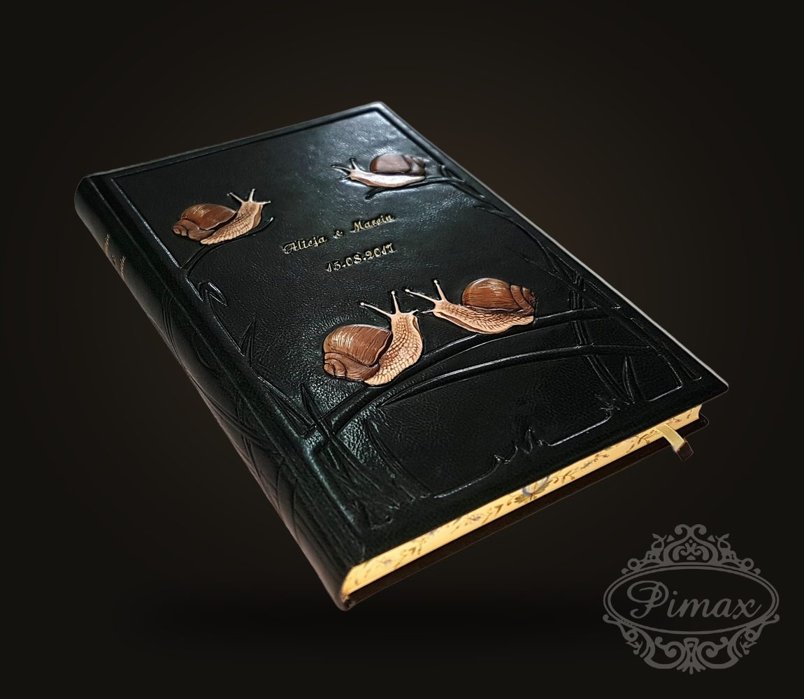 Green leather wedding guest book with sculpted relief – PIMAX